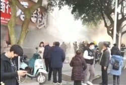 网友爆料男子餐馆视频播放,网友热议道德沦丧现象