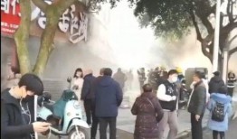 网友爆料男子餐馆视频播放,网友热议道德沦丧现象